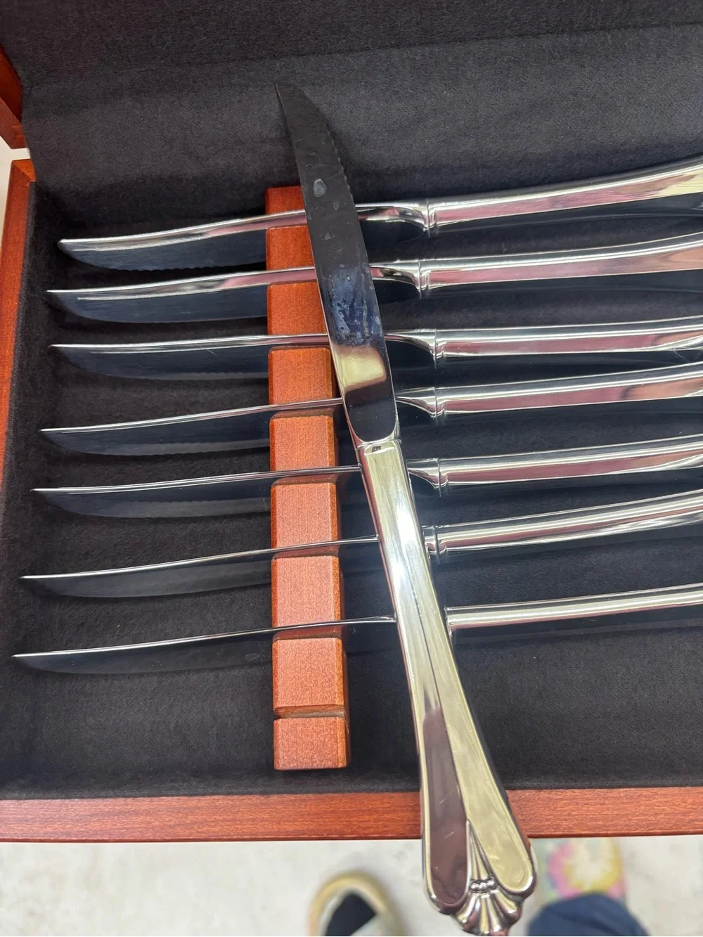 Lot of 8 Oneida steak knives in slotted storage box